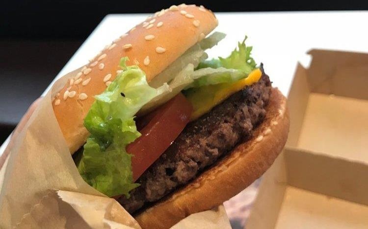 Be 2 tuoi an phai bao cao su o cua hang MacDonald hinh anh