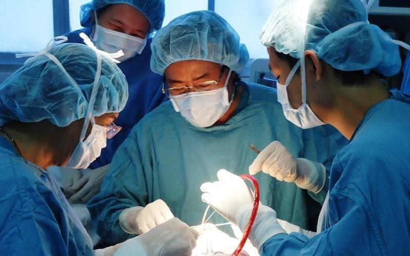 Benh vien huy dong 100 y bac si boc khoi u 28 kg tren lung hinh anh