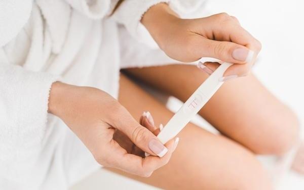 Dau hieu mang thai som ban gai nen biet hinh anh