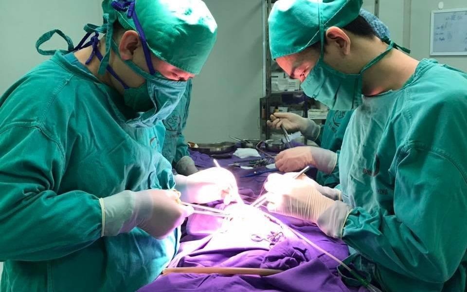 Be mot ngay tuoi suyt mat mang vi mac benh 'sui bot cua' hinh anh