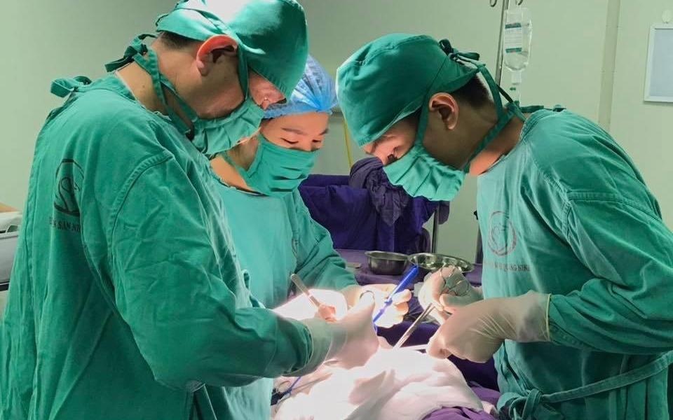 Be 2 tuoi o Quang Ninh co 3 qua than hinh anh