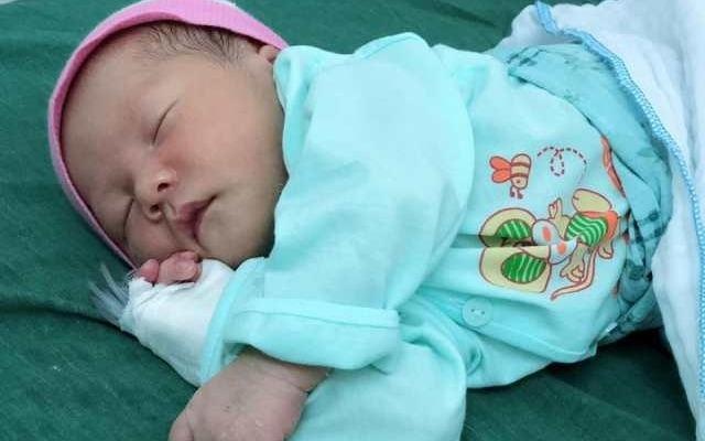 Tim me cho be trai 15 ngay tuoi bi bo roi o thung rac trong dem mua hinh anh