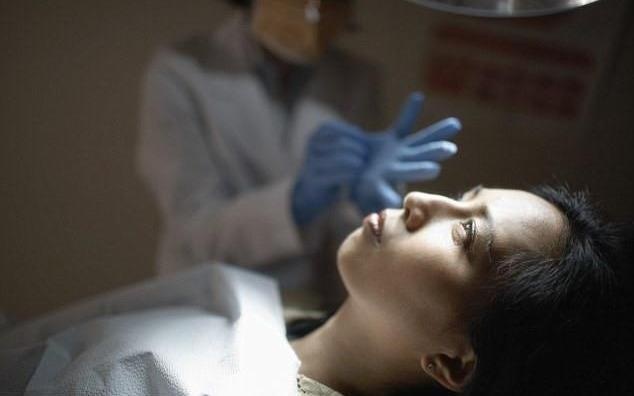 Di pha thai bi bac si Trung Quoc lam thung ruot hinh anh