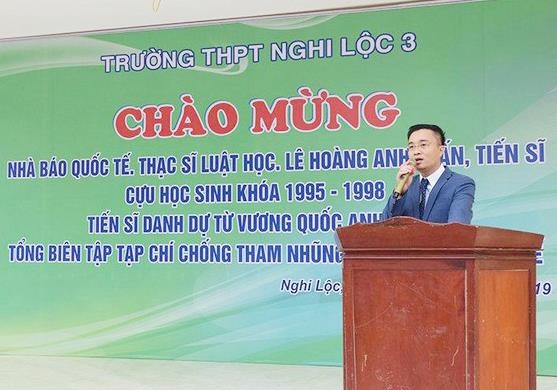 Hon 1.200 hoc sinh nghi hoc don 'nha bao quoc te' Le Hoang Anh Tuan hinh anh