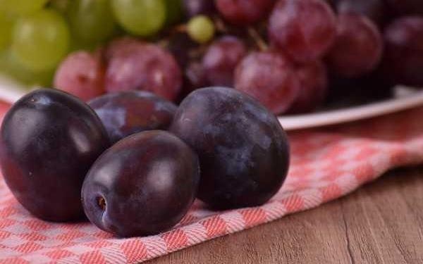 Be 5 tuoi suyt mat mang vi bi hoc nho hinh anh