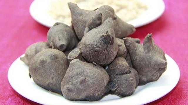 Moi nhau uong ruou ngam cu au tau, hai nguoi dan ong suyt mat mang hinh anh