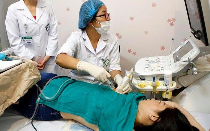 Benh nhan ung thu phoi phai mua thuoc gia cao gap 7 lan hinh anh