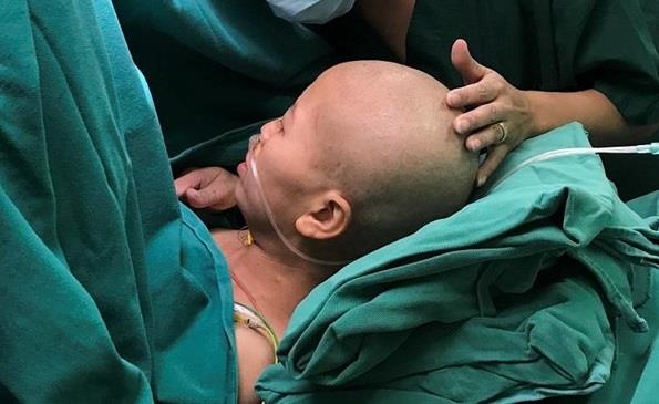 Nguoi me mac ung thu nguy kich, chua duoc nhin thay con hinh anh