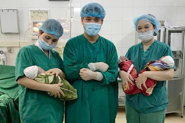 9X sinh 3 bé trai giống nhau ảnh 1 9X sinh 3 be trai giong nhau anh 1