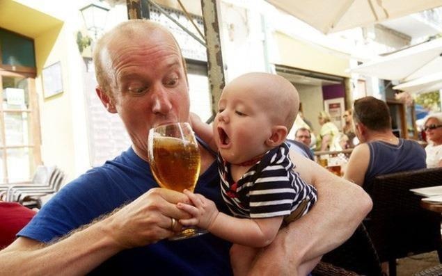 Bao dong nhieu tre nho da biet uong ruou bia hinh anh