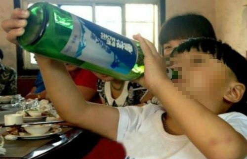 nhiều trẻ nhỏ đã biết uống rượu bia ảnh 2 nhieu tre nho da biet uong ruou bia anh 2