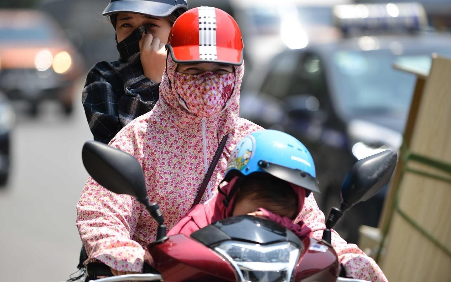 Ha Noi nong hon 40 do C, tia cuc tim lien tuc vuot nguong nguy hiem hinh anh