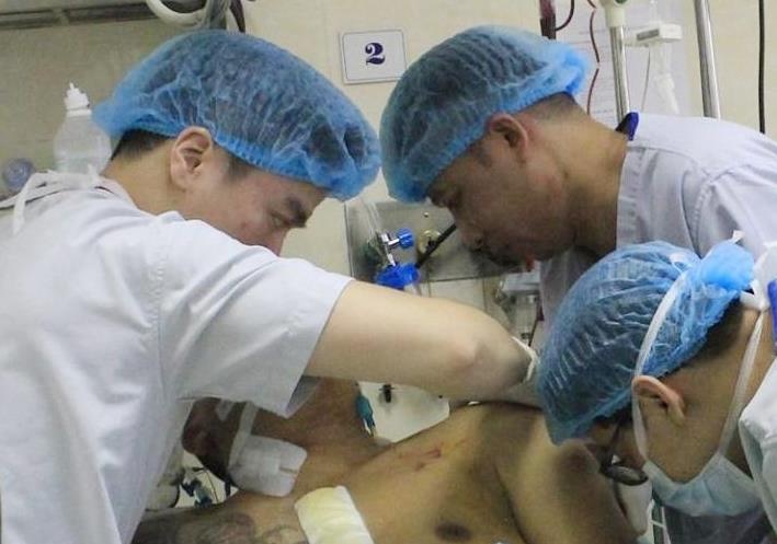 Benh nhan vo tim, mau chay xoi xa sau tai nan giao thong hinh anh