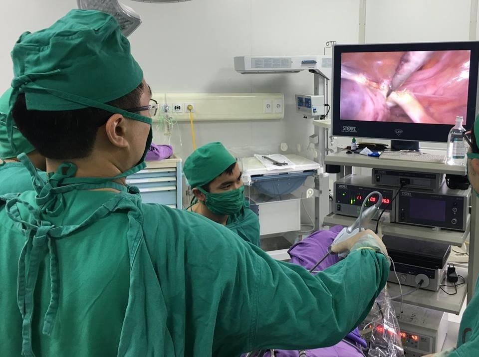 Vong tranh thai lac trong o bung anh 1