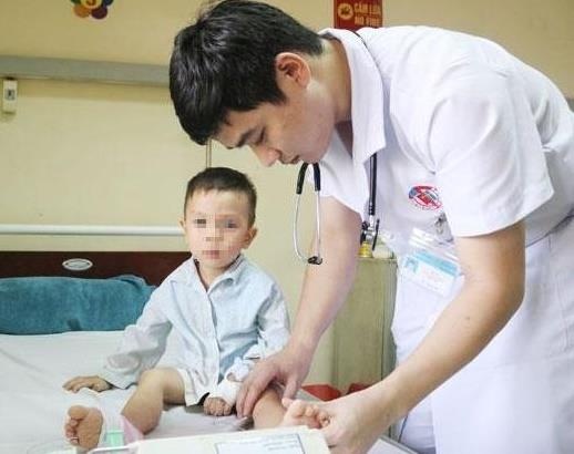 Be trai 3 tuoi bi liet hai chan sau giac ngu trua hinh anh