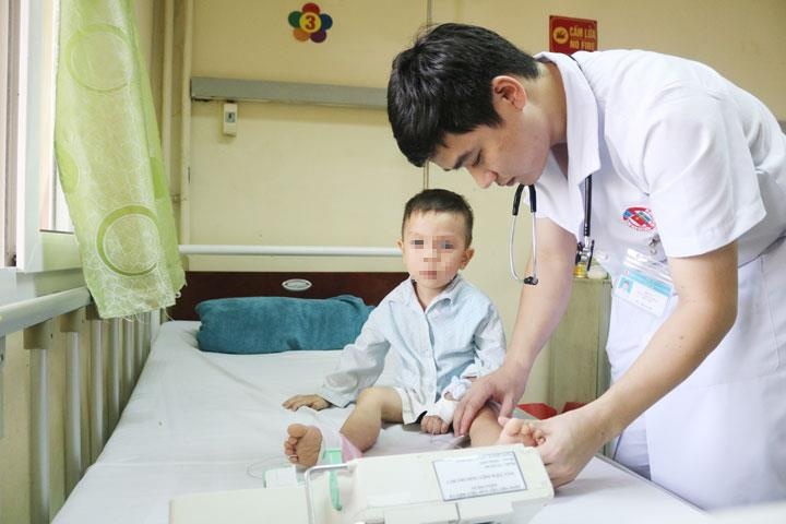 Bệnh nhi không đứng được sau ngủ trưa ảnh 1 Benh nhi khong dung duoc sau ngu trua anh 1