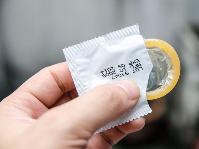 Rung minh truoc bao cao su gia, gel boi tron tron hoa chat hinh anh