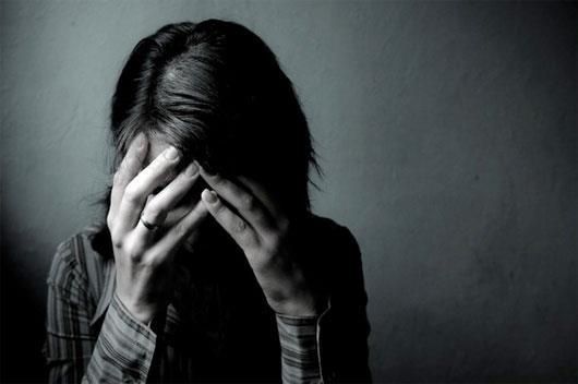 Dua ban gai di kham tam than vi hang dem goi dien ke kho va doi chet hinh anh