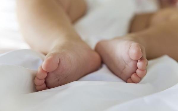 May cat co chem nat ban chan cua be 2 tuoi hinh anh