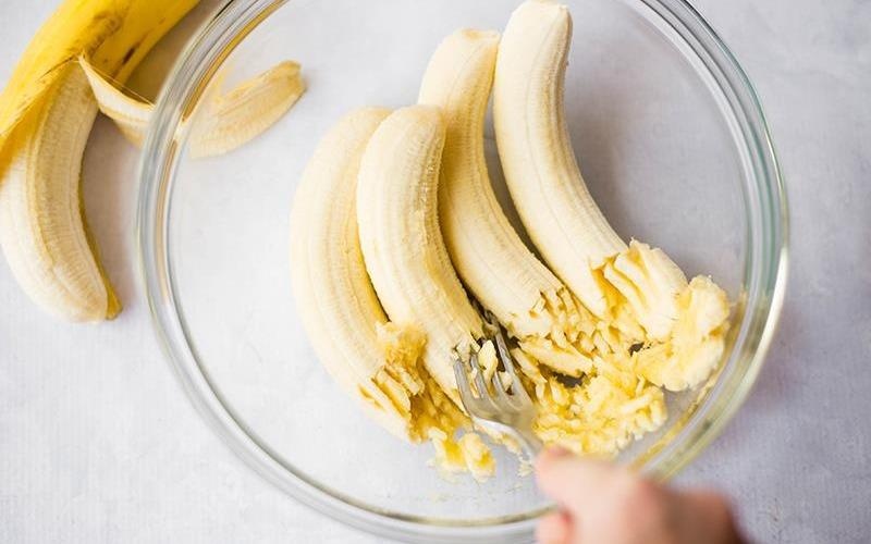 Vi sao dan ong nen an chuoi? hinh anh