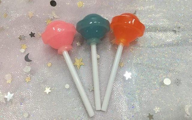 Ngam keo mut ngu quen, be trai nuot que nhua 7,5 cm hinh anh