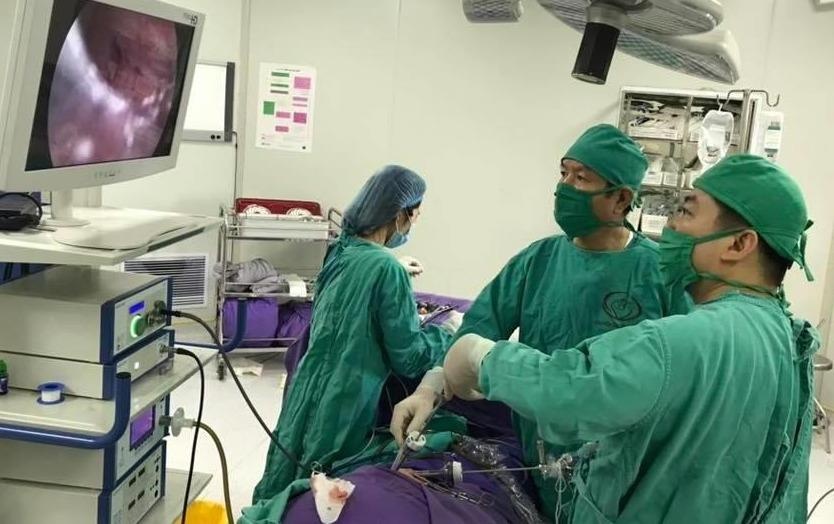 Dau tuc that lung, be 3 tuoi phai cat than trai hinh anh