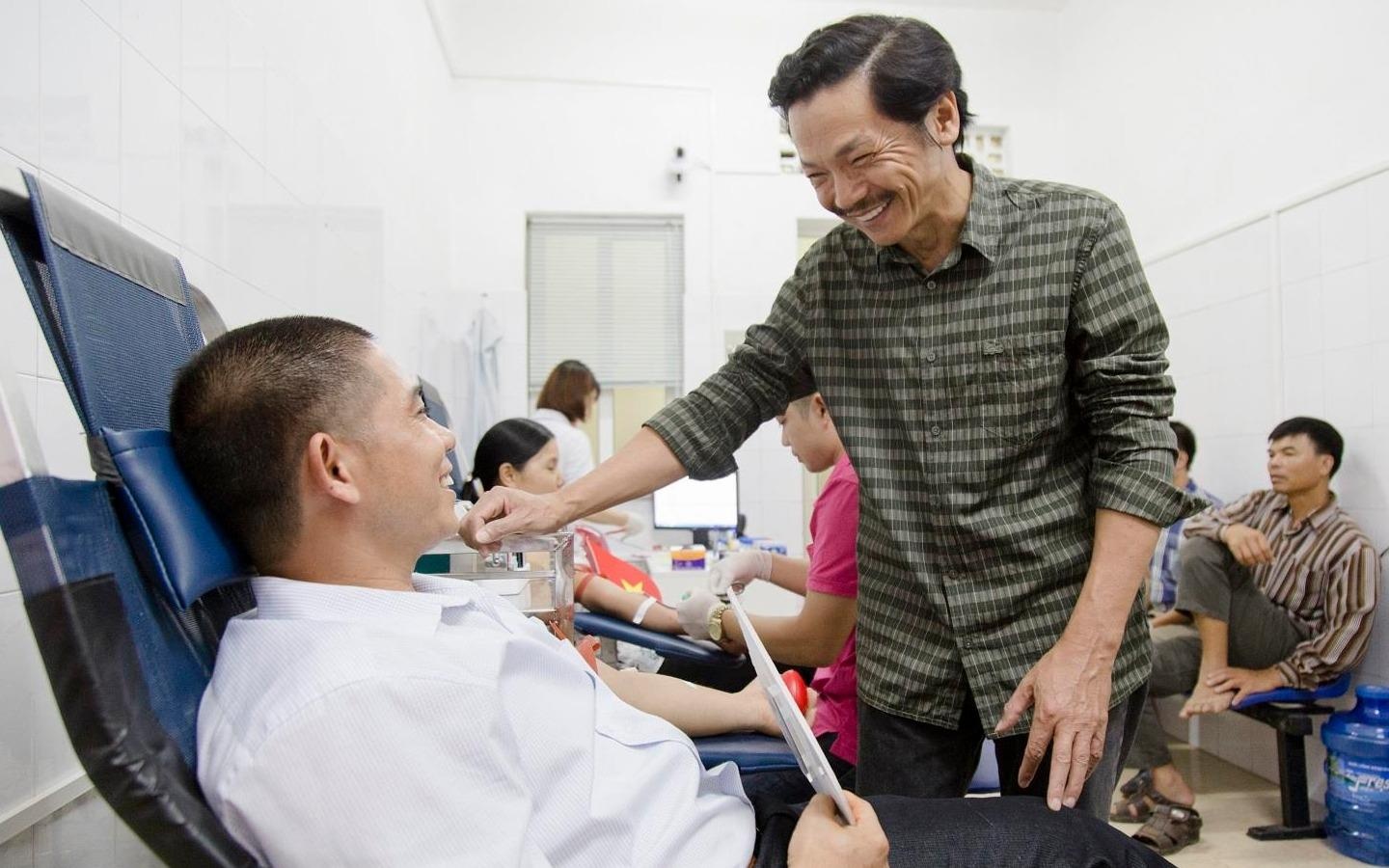 Nghe si Trung Anh xuc dong khi gap gia dinh hon 100 lan hien mau hinh anh