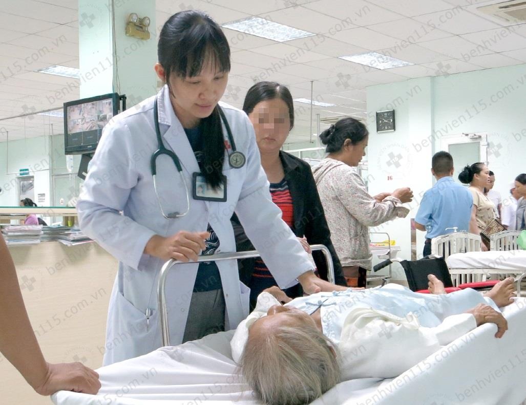 Cứu sống bé sơ sinh bị đẻ rơi ảnh 1 Cuu song be so sinh bi de roi anh 1