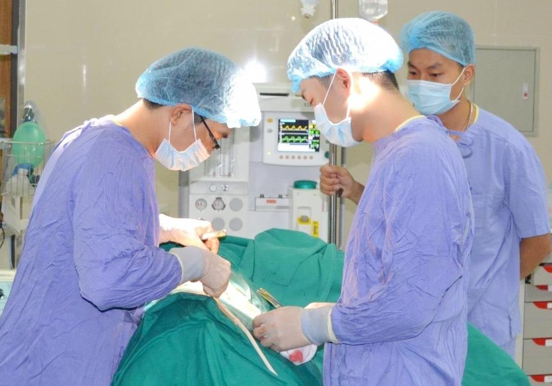 Hon 100 vien soi trong than nam benh nhan hinh anh