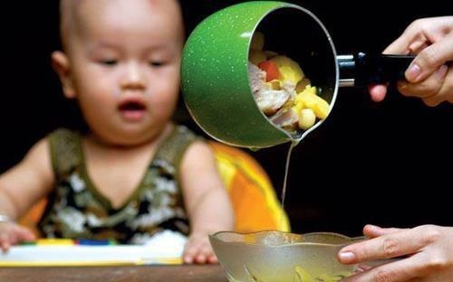 Be trai 19 thang suyt mat mang vi an chao ham xuong hinh anh