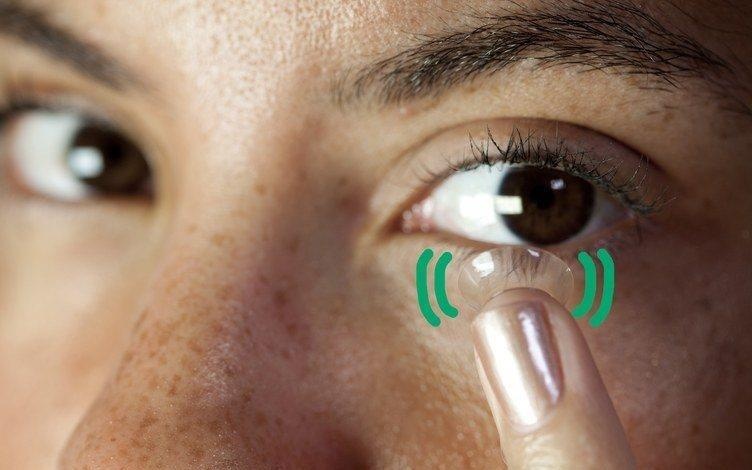 Deo kinh ap trong khi tam, nguoi dan ong bi mu mat hinh anh