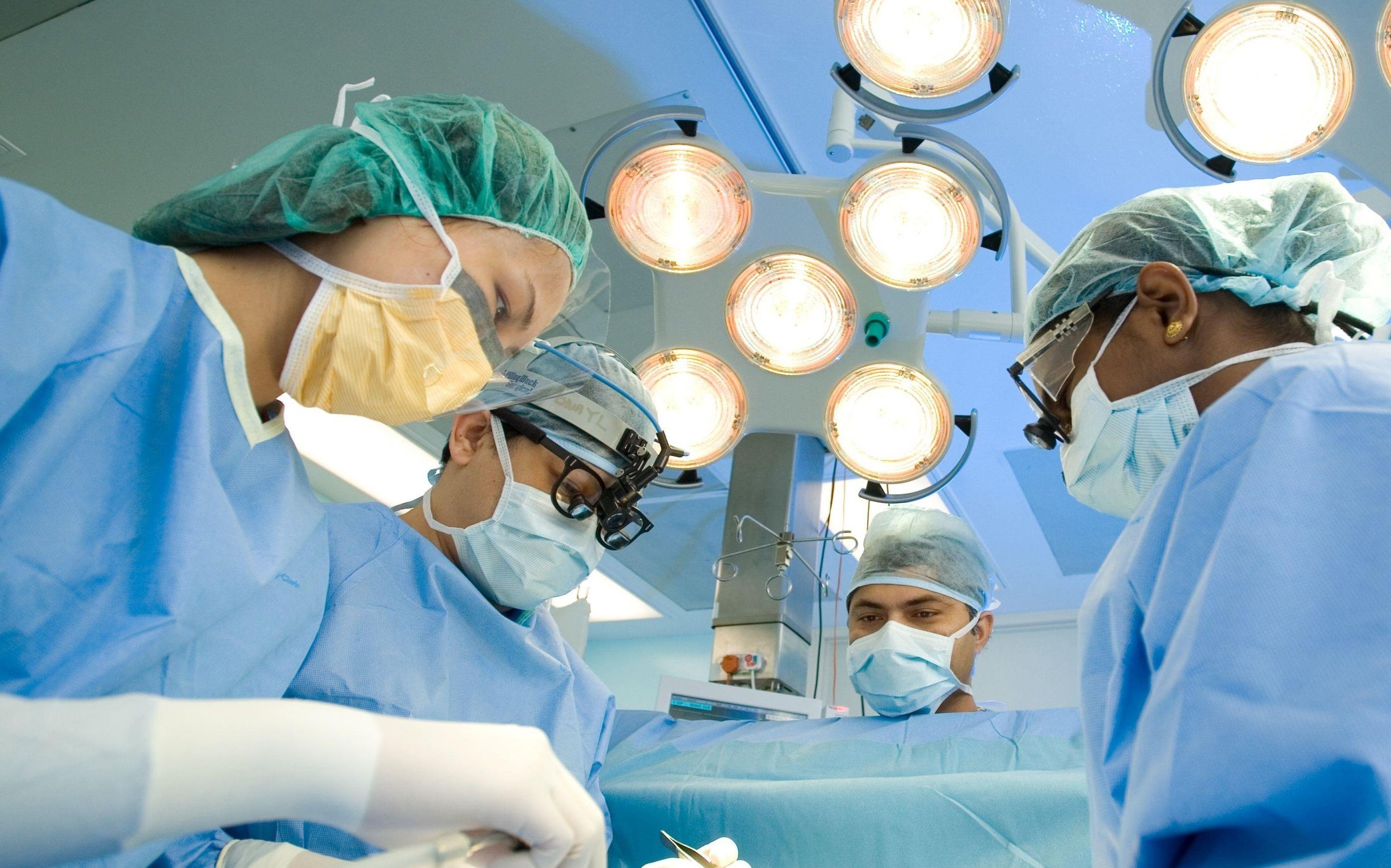 Nguoi phu nu no dau tren ban mo hinh anh