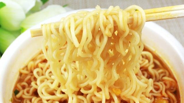 An nhieu mi tom co bi ung thu da day? hinh anh