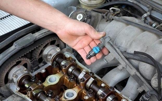 Dung mieng hut dau may, tai xe suyt mat mang hinh anh