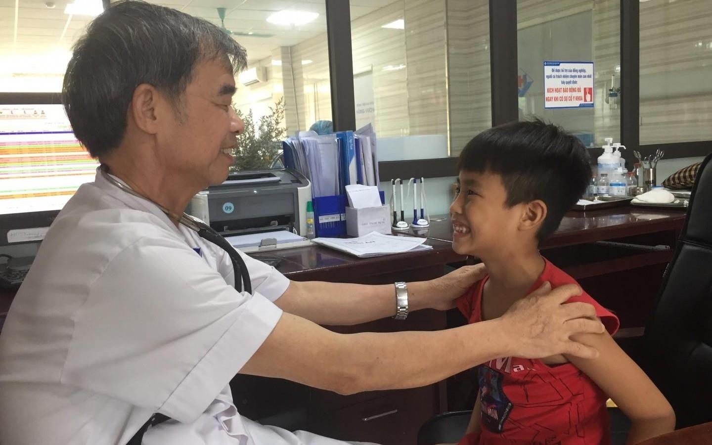 Bat dieu hoa qua lanh, be trai 8 tuoi bi bien dang khuon mat hinh anh