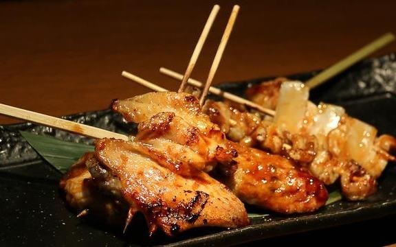 Mau thuan, nam thanh nien cam que xien thit dam vao lung ban hinh anh