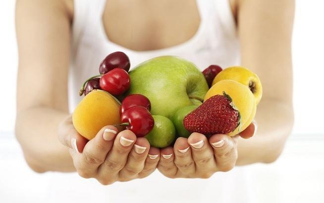 Uong nuoc lanh, an trai cay khi doi - chuyen gia dinh duong noi gi? hinh anh