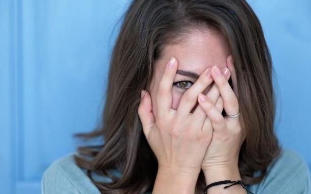 Chung benh khien phu nu khong dam ho, cuoi lon hinh anh