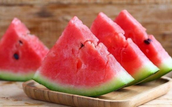 Vi sao an dua hau khong nen bo hat? hinh anh