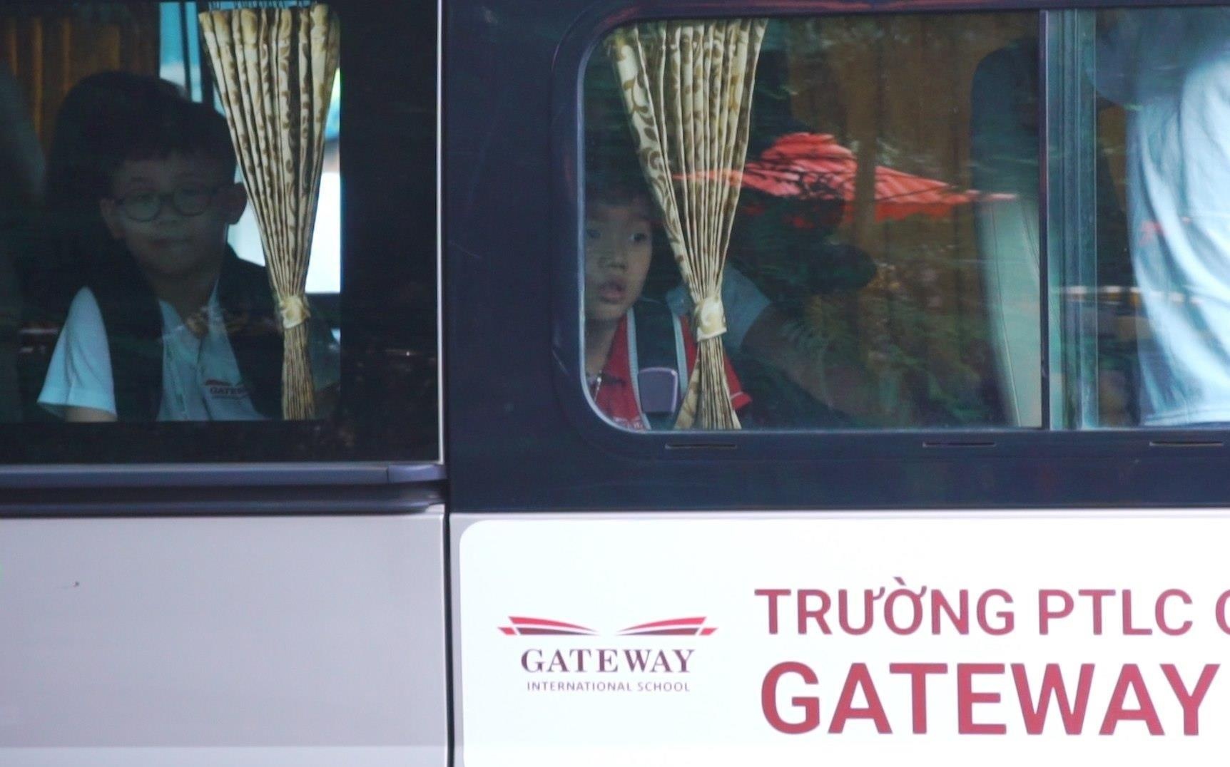 'Khong the chap nhan viec bo quen hoc sinh tren xe cua truong Gateway' hinh anh