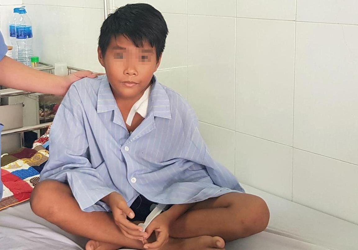 Nga tu tren cay, be trai bi hang rao sat dam xuyen co the hinh anh