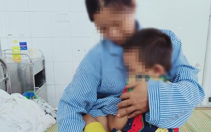 Hai tre suyt chet vi nuot nham thuoc tay, bang phien hinh anh