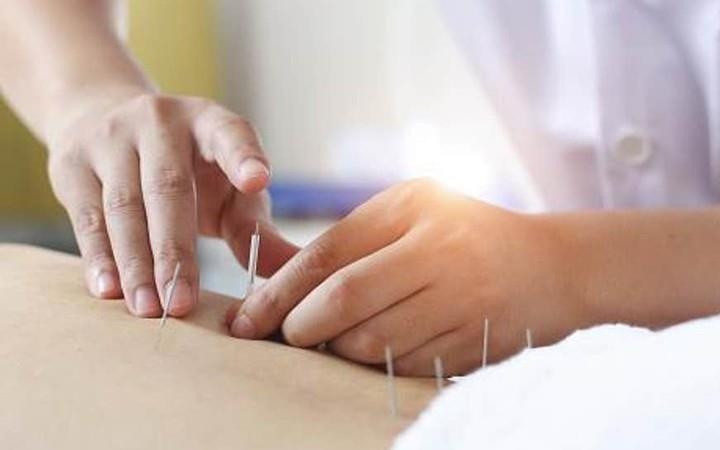 Nu benh nhan bi dam thung phoi khi cham cuu hinh anh