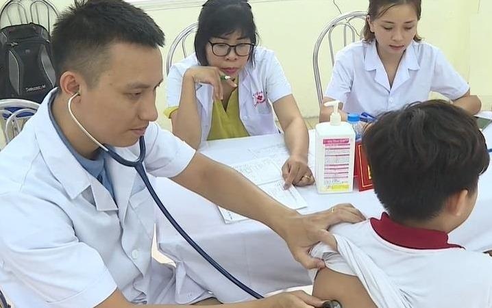 Tiep tuc kham suc khoe cho hoc sinh o khu vuc phuong Ha Dinh hinh anh