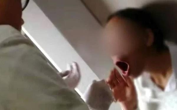 Nguoi phu nu gap hoa vi cuoi qua da hinh anh