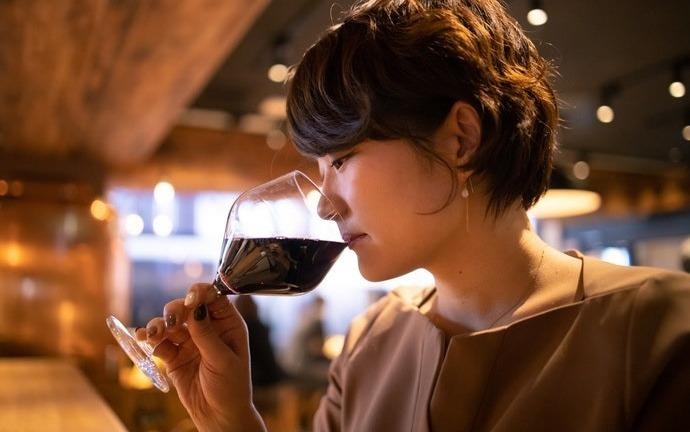 Dieu gi xay ra khi phu nu uong ruou bia? hinh anh