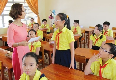 Thieu giao vien, 250 hoc sinh ngoi choi trong gio Tieng Anh hinh anh