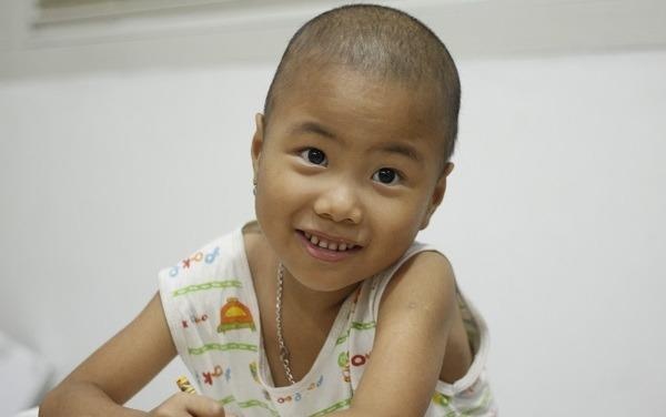 Dong luc chua benh cua co be 6 tuoi mac ung thu mau hinh anh