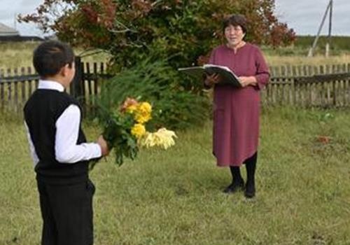 Ba giao 61 tuoi va ngoi truong chi co 1 hoc sinh hinh anh