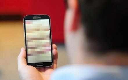 Chong di xa doi 'yeu' qua mang, bac si noi gi? hinh anh